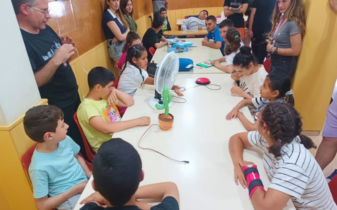 “Encenent il·lusions”: el projecte solidàri de l’alumnat d’Instal·lacions Elèctriques i Automàtiques