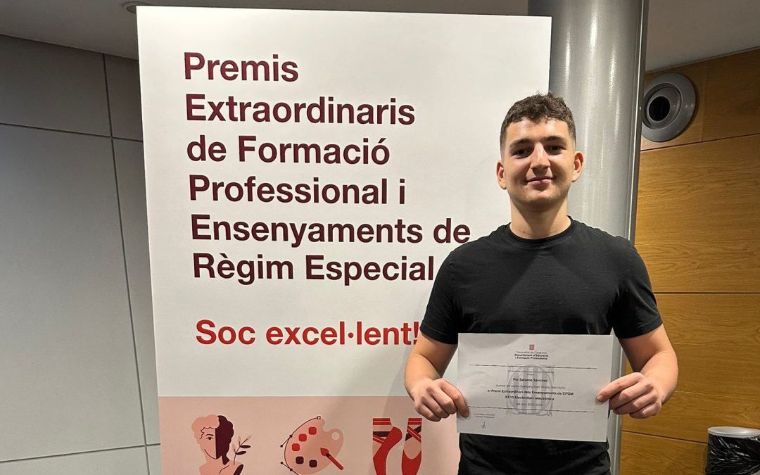 Pol Salvans recull el premi extraordinari d’FP en electrònica i electricitat
